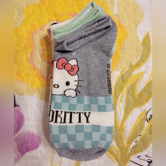 NWT 5 Pairs of Ladies Hello Kitty Socks - Picture 3 of 3
